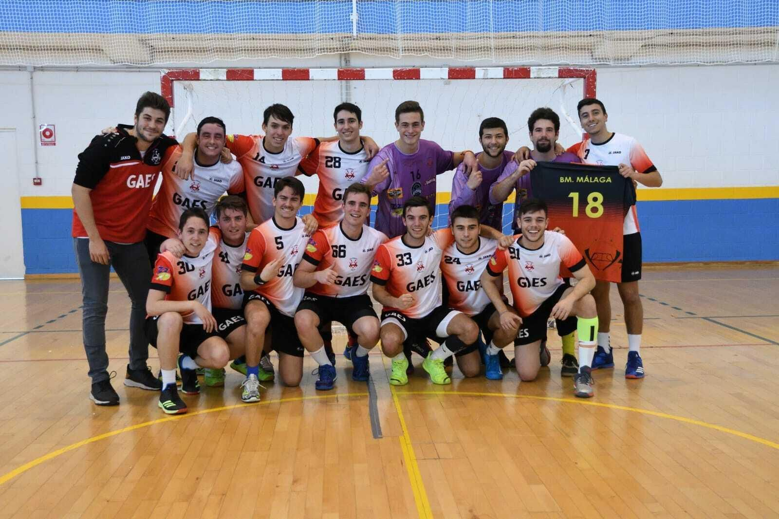 La plantilla del GAES Málaga celebra el título.