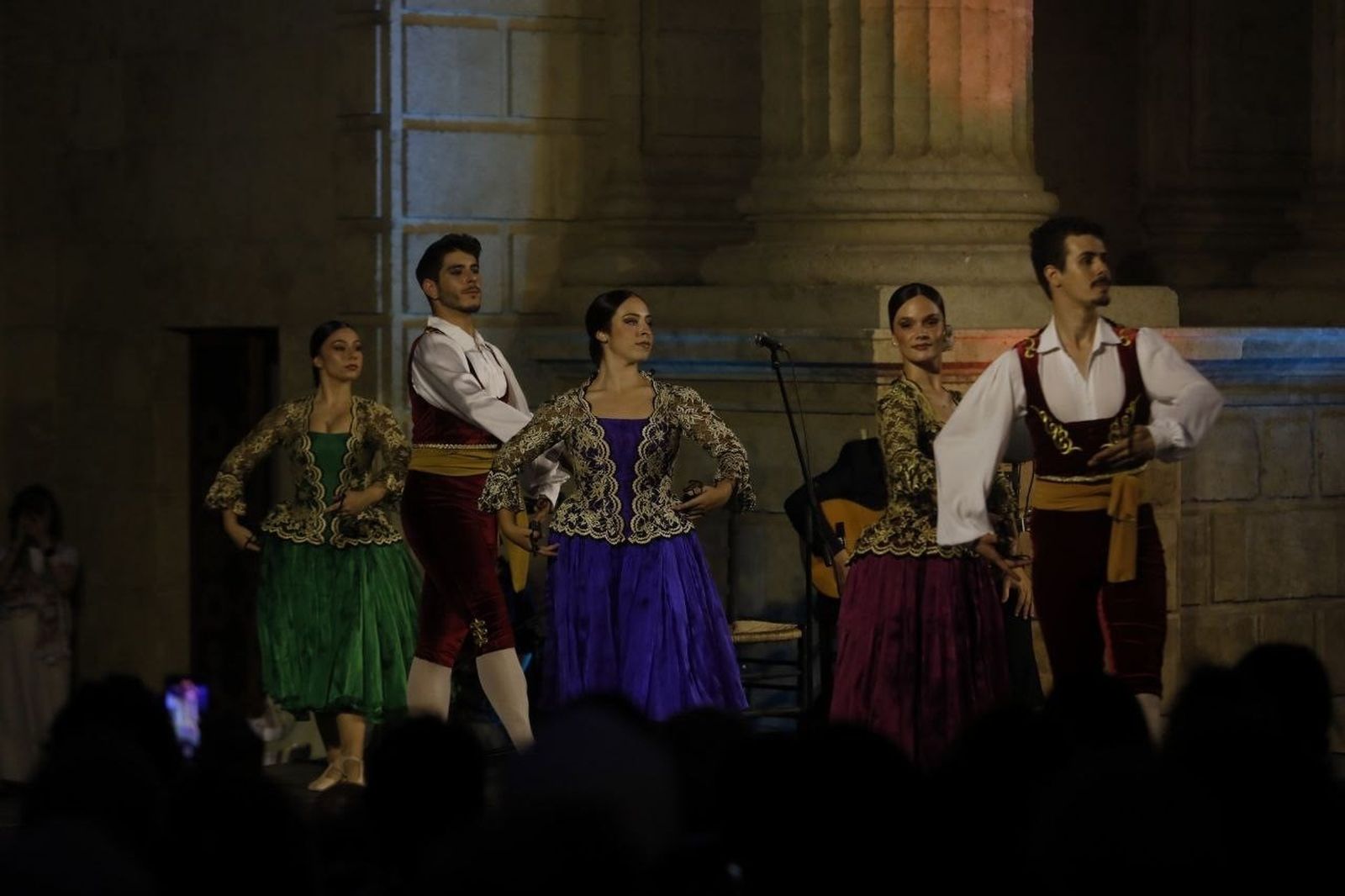 El espectáculo de danza española en la Puerta del Puente de Córdoba, en imágenes