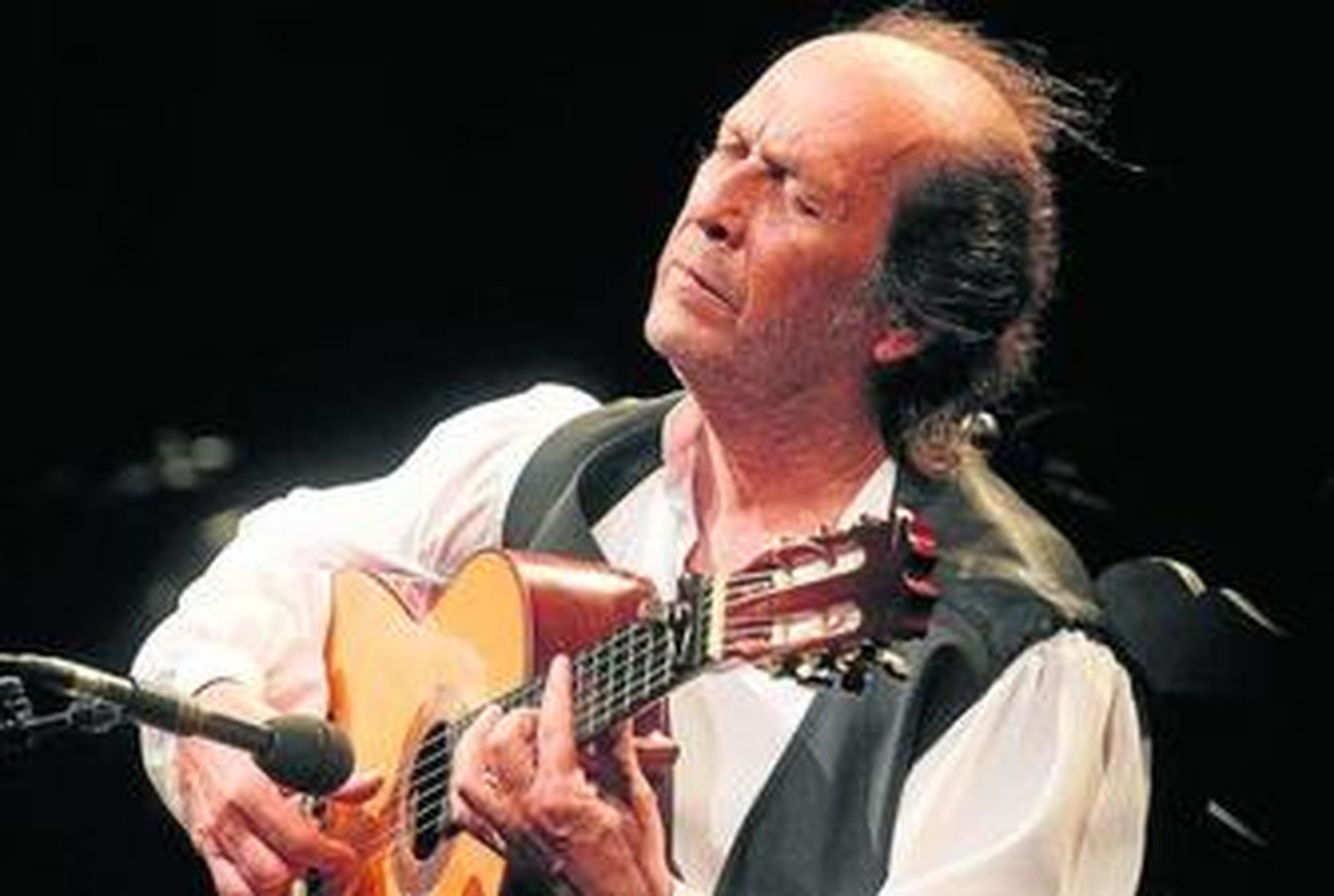 Paco de Lucía ayer en un momento de su actuación.