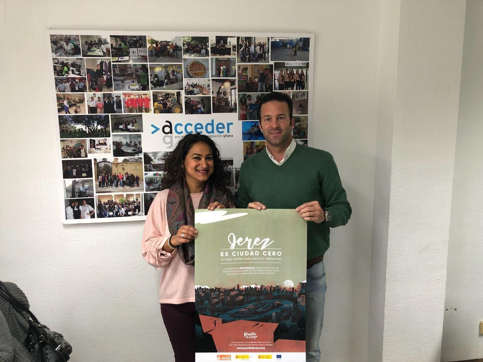 Felipa Medrano y Carlos Pérez, con el cartel de la campaña.