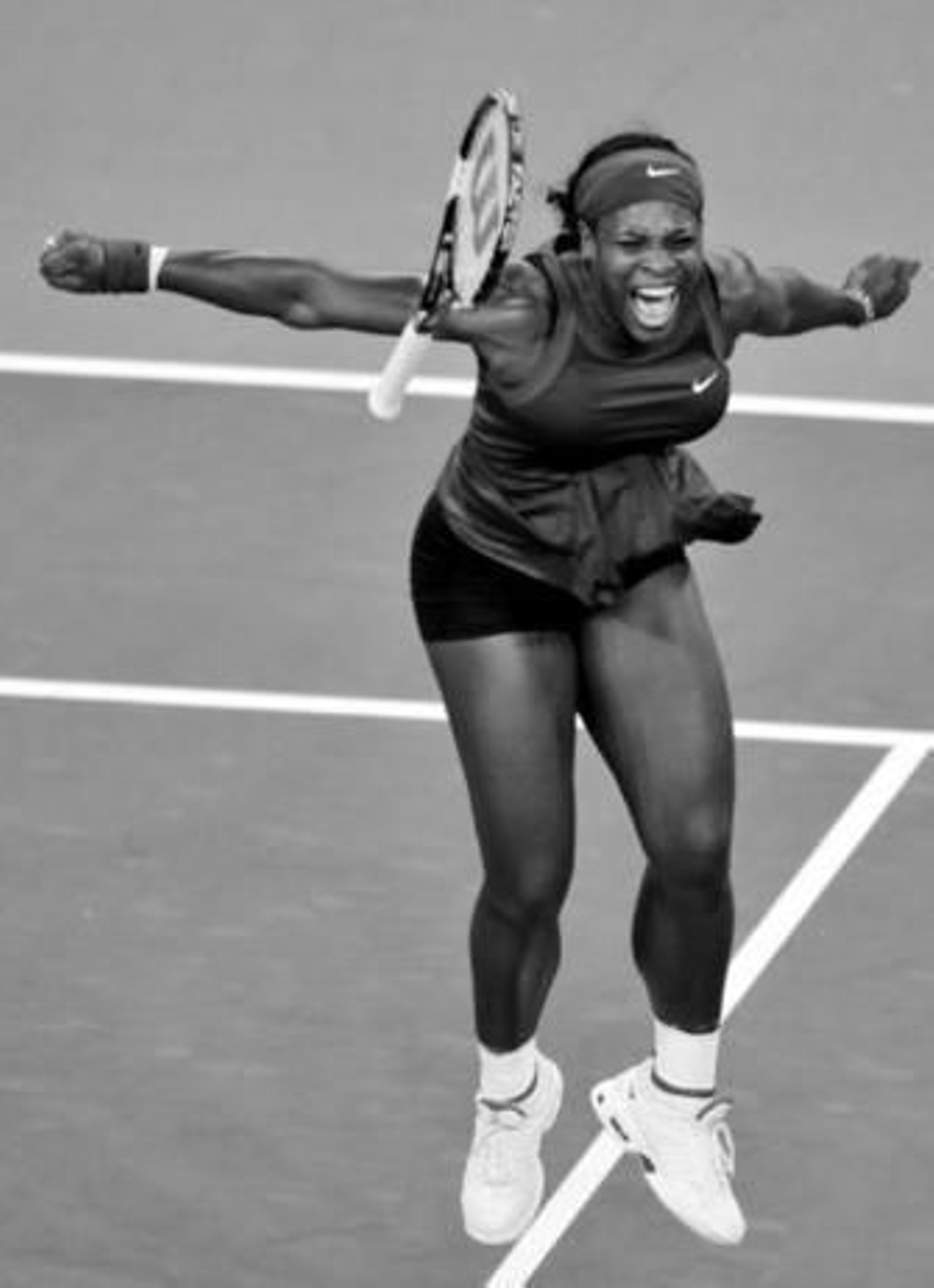 Serena Williams celebra su triunfo sobre la pista.