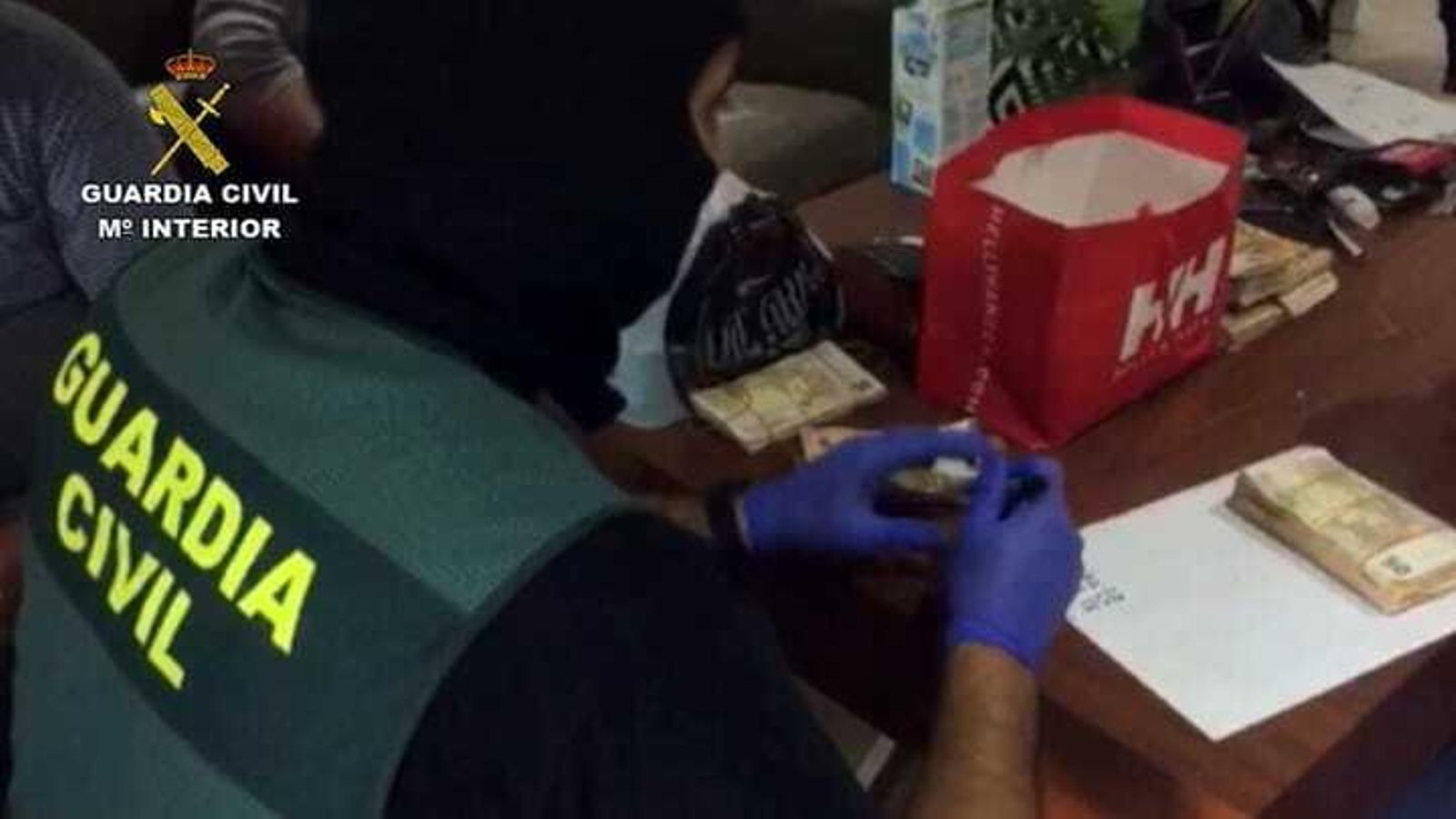 Un agente, con el material intervenido.