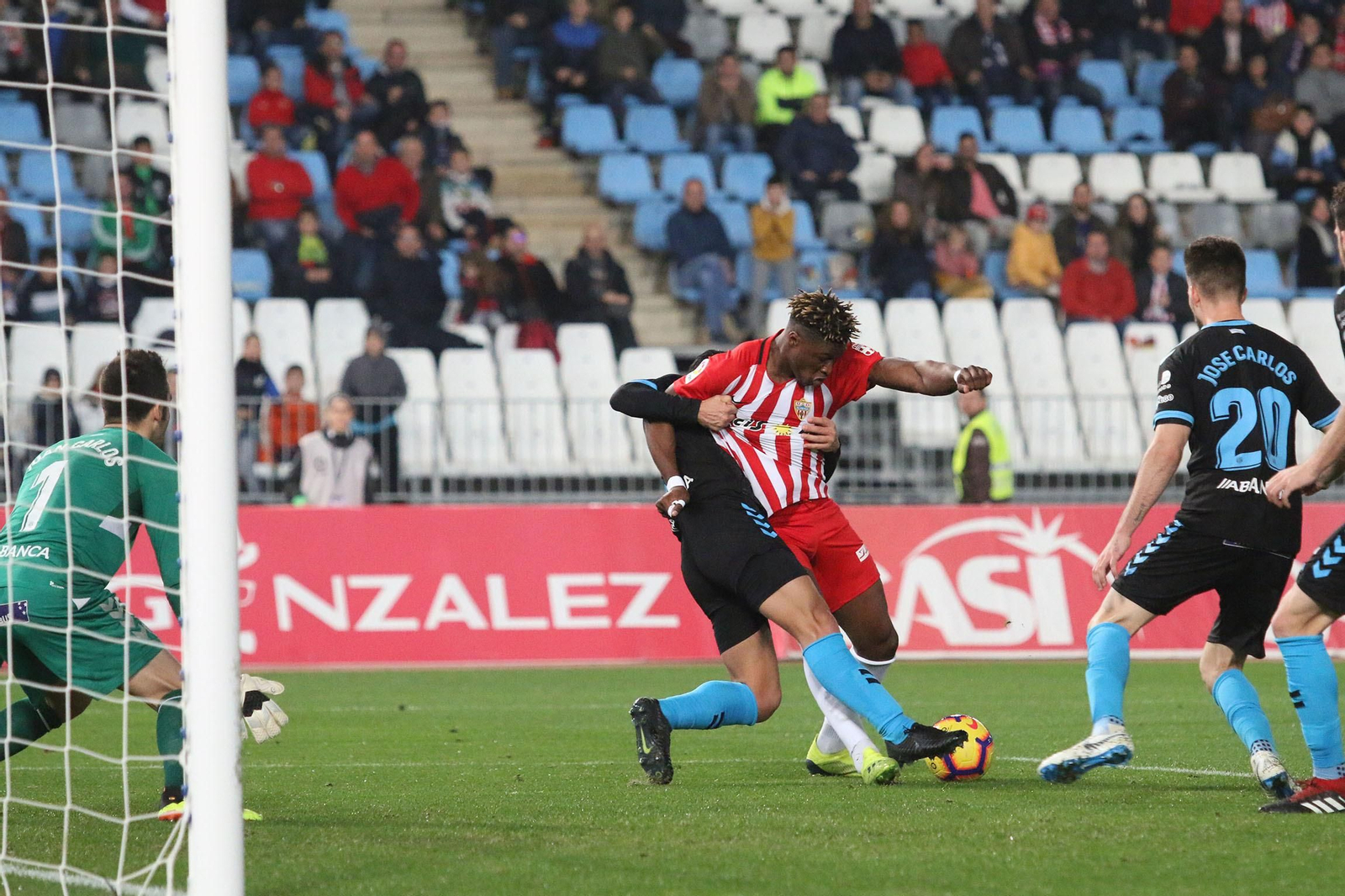 Imagen del claro penalti no pitado cometido sobre Sekou