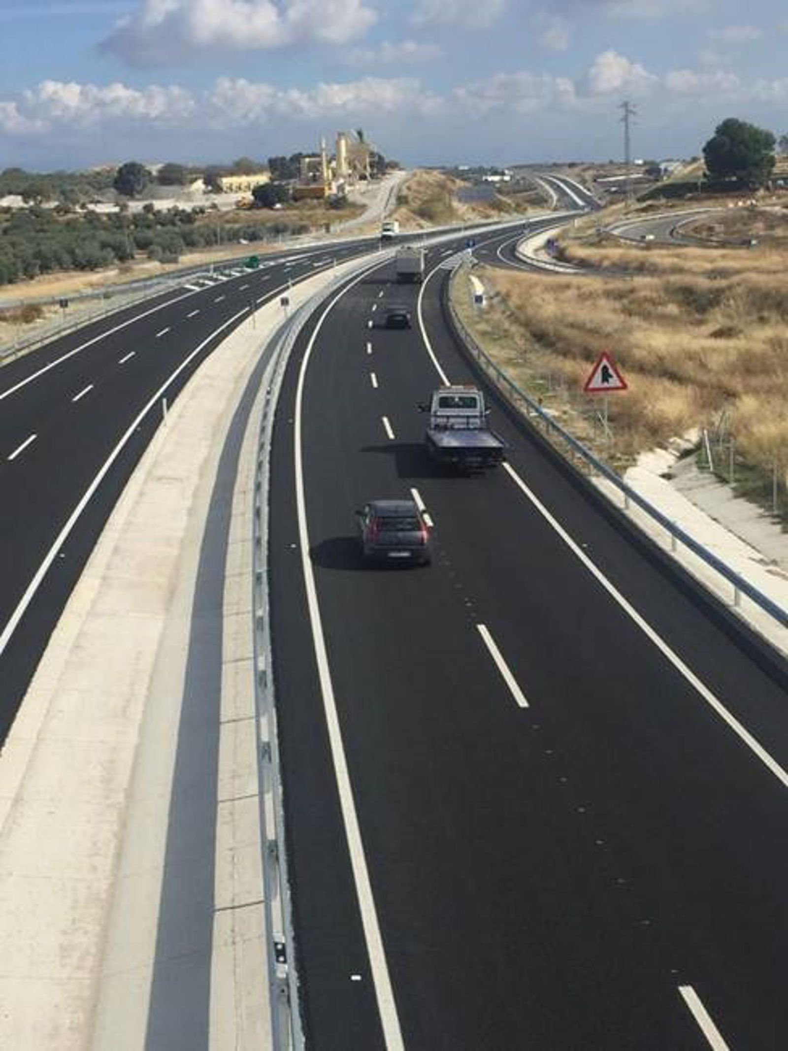 Coches circulando por la autovía A-32.