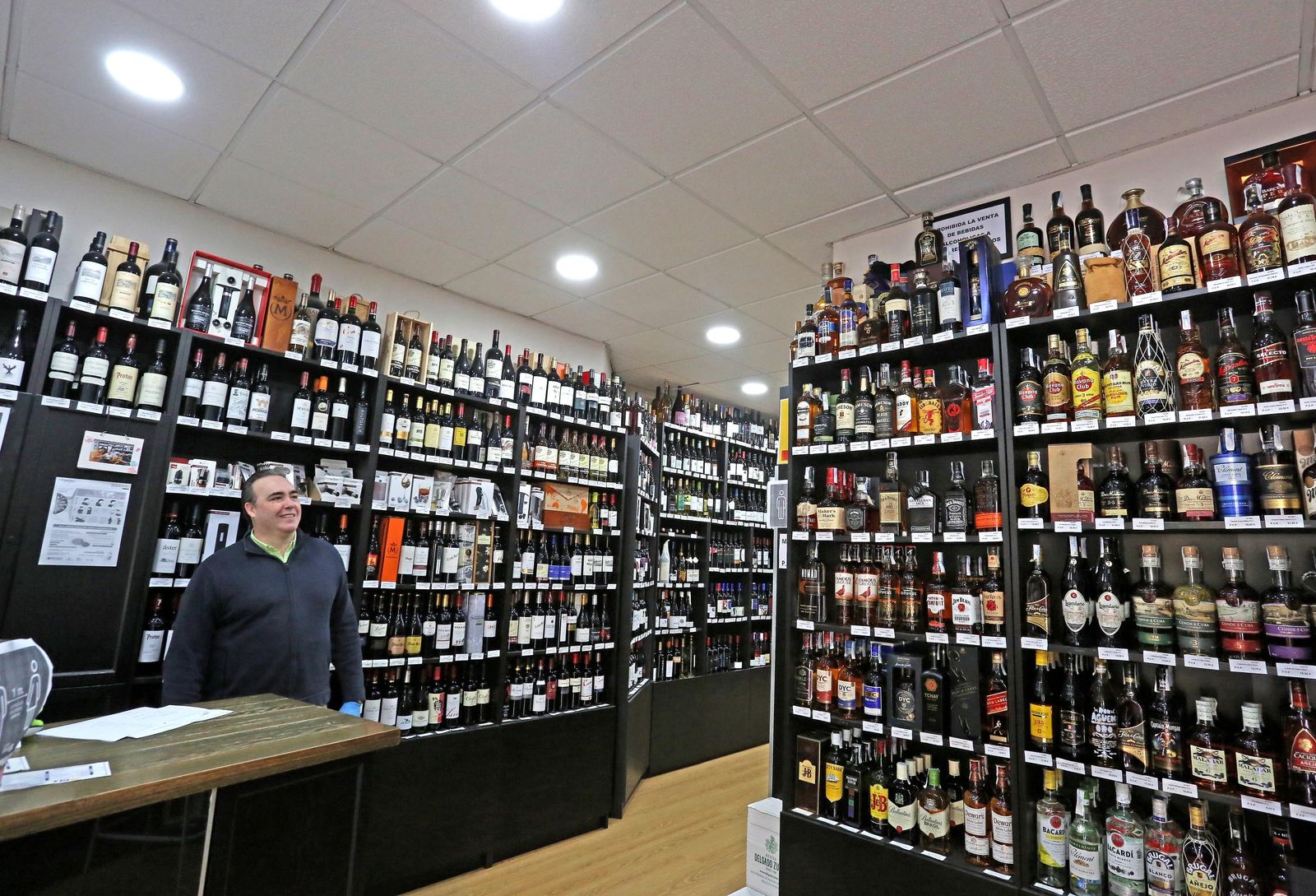 Miguel Monje en Licores Corredera, su tienda en el centro.