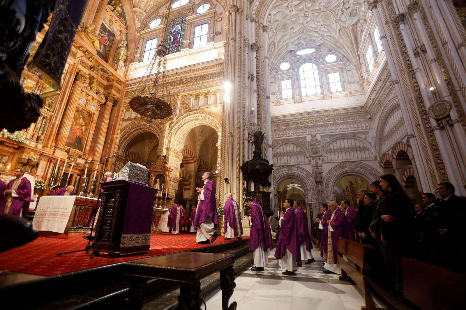 Las imágenes del funeral en Córdoba por las víctimas de la tragedia de Adamuz