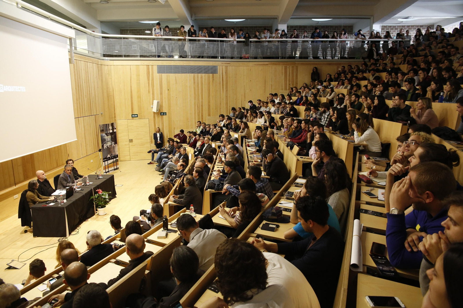 El salón de actos de la ETS de Arquitectura se llenó para escuchar la conferencia del estudio ganador del Pritzker