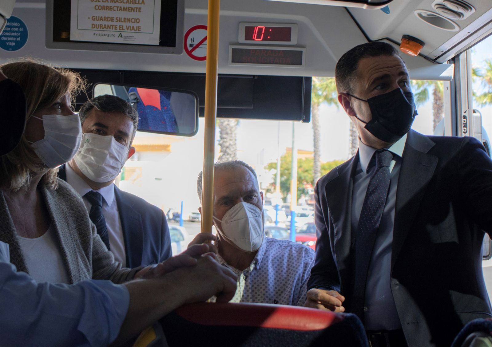 Felipe Arias y Berta Centeno, en el interior de un autobús.