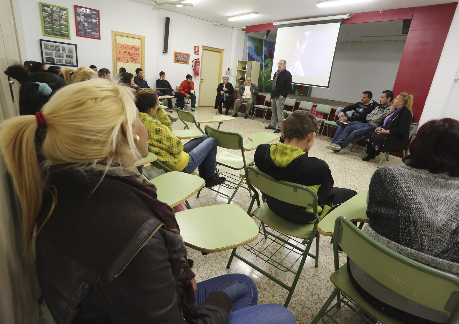 Un profesor imparte una clase en un instituto de Málaga.
