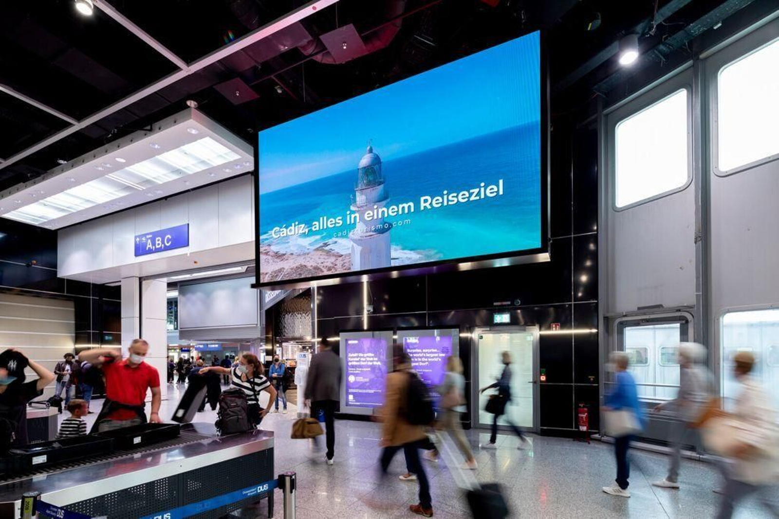 Aeropuerto de Düsseldorf con una imagen promocional de la provincia.