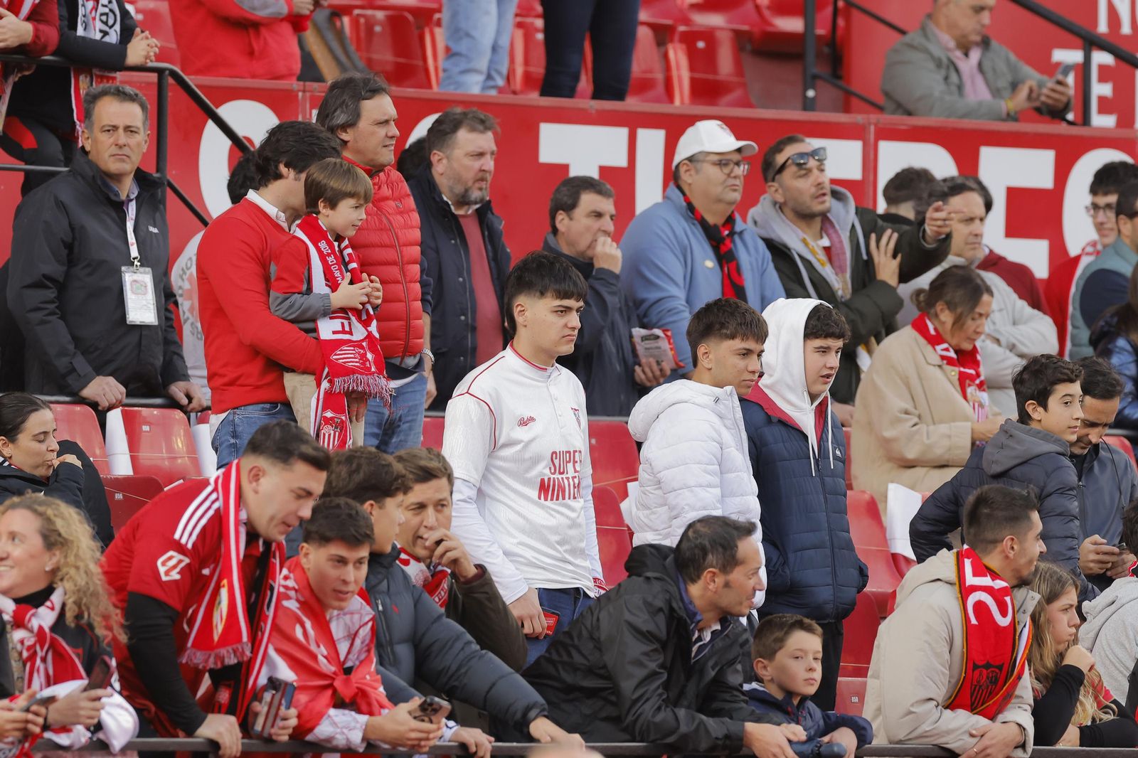 Búscate en las fotos del Sevilla -Betis