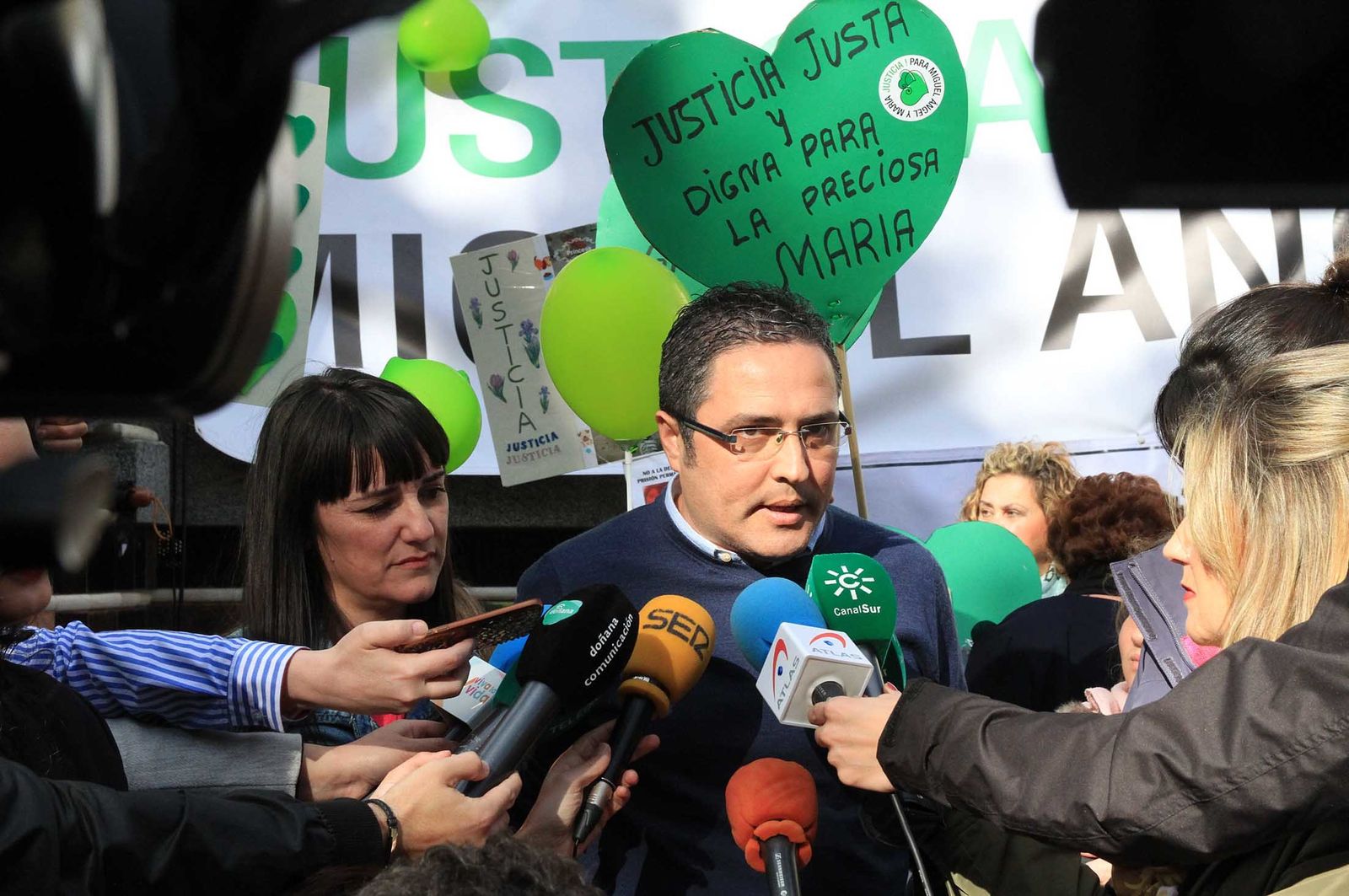 Imágenes de la concentración en la Plaza de las Monjas pidiendo justicia para las víctimas del doble crimen de Almonte