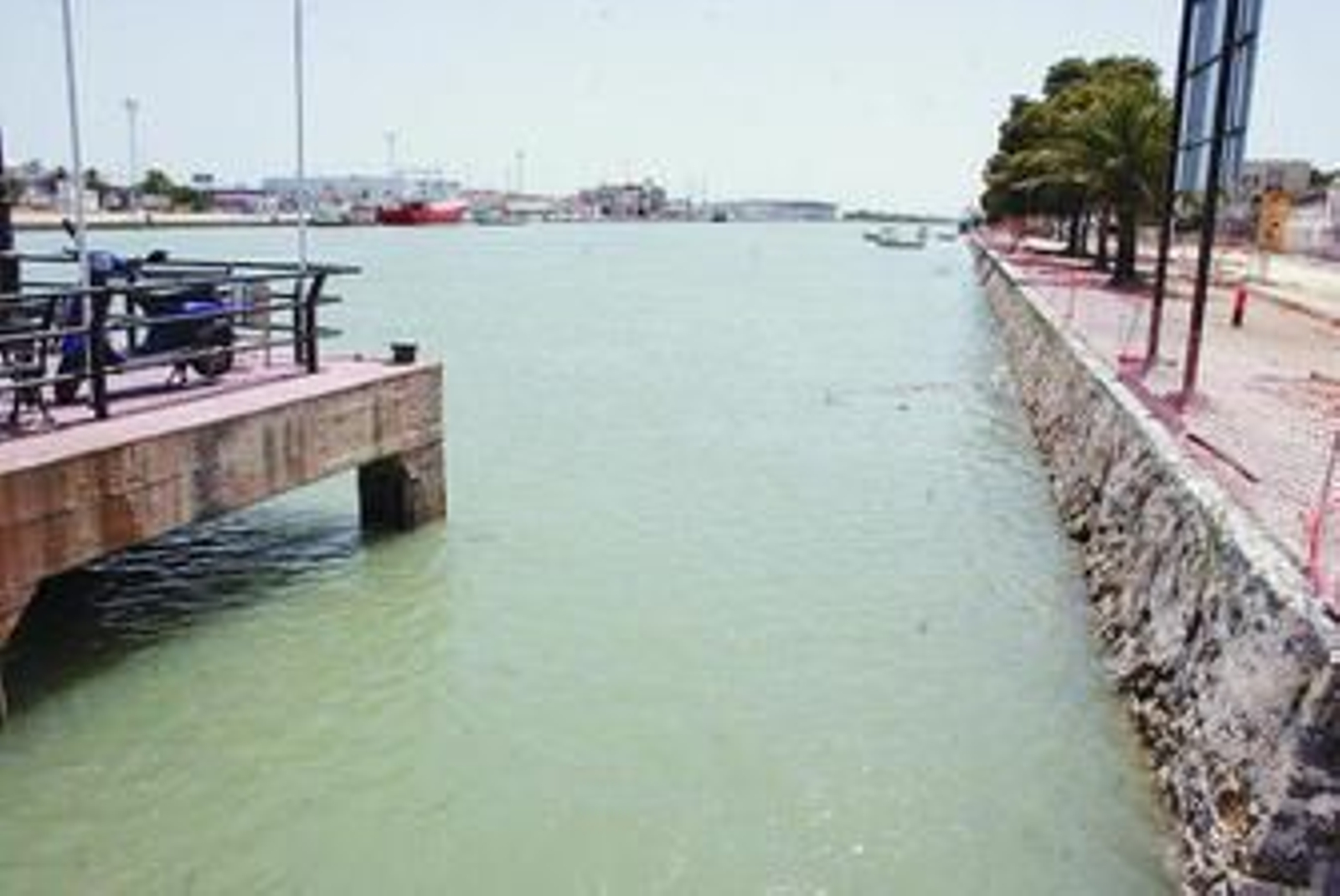 Imagen de la margen urbana del río desde el muelle del Vapor.
