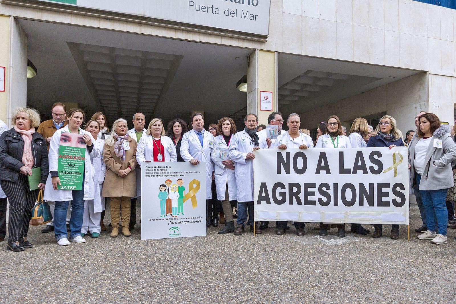 Concentración de sanitarios contra las agresiones que sufren en el desempeño de sus funciones.