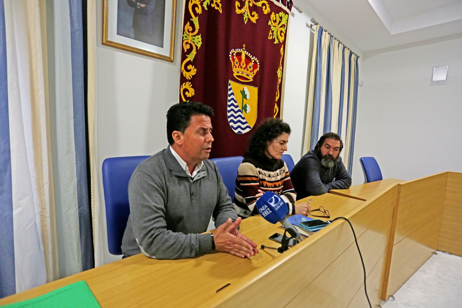 La 'guerra del agua' deparó esta foto en 2015: Bertolet, Mendoza y Blas Moreno, por entonces alcalde de Estella.