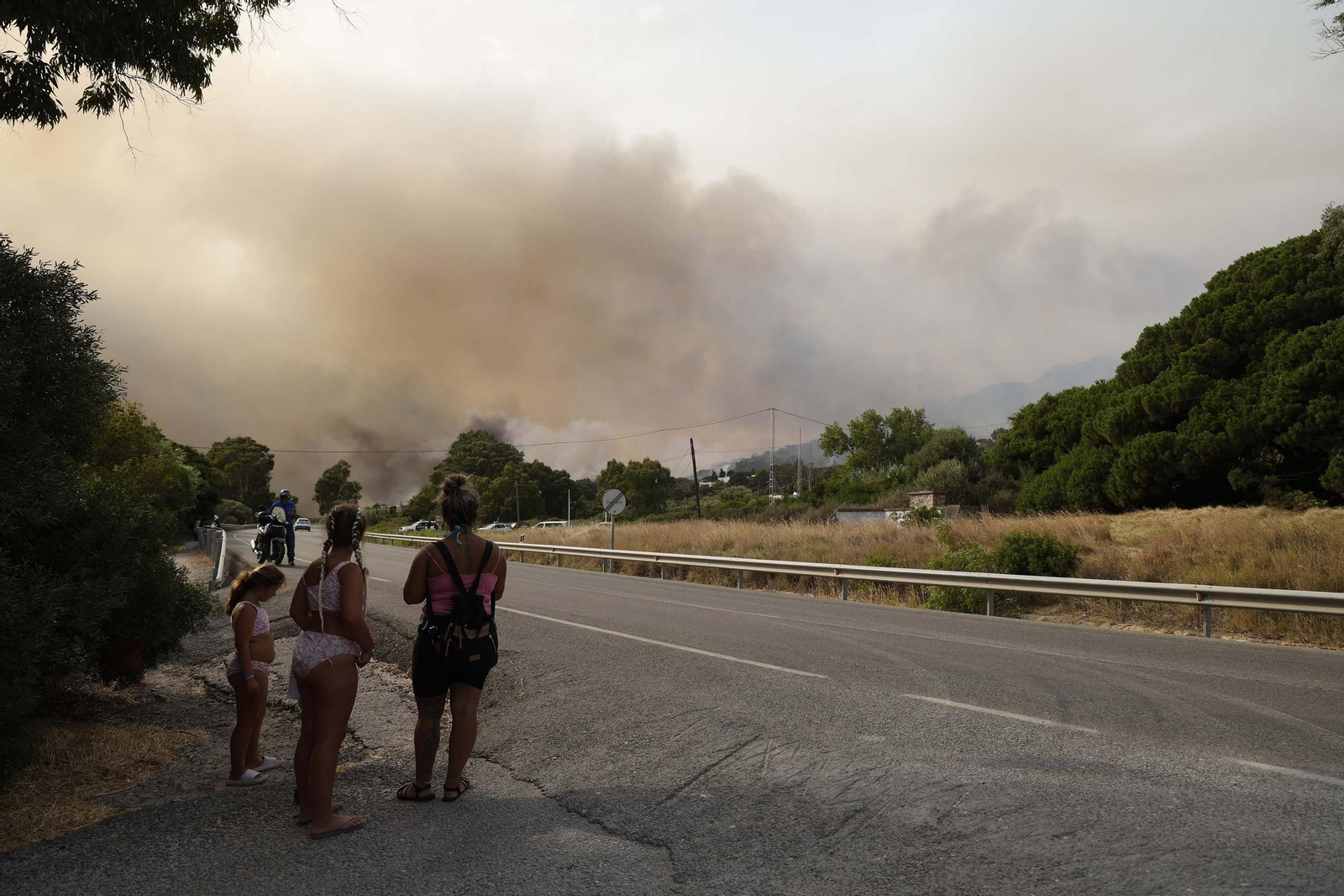 Las fotos del incendio forestal entre la Torre y Valdevaqueros en Tarifa