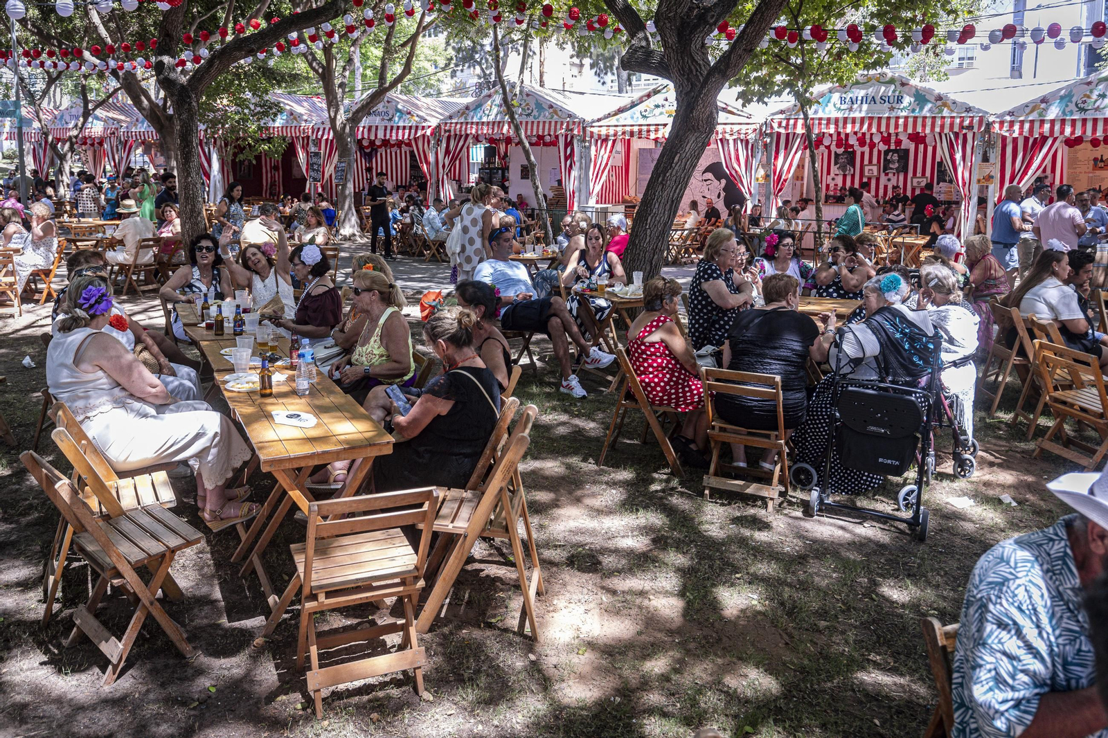 Búscate en las imágenes del Día de la Mujer de la Feria del Carmen y de la Sal de San Fernando