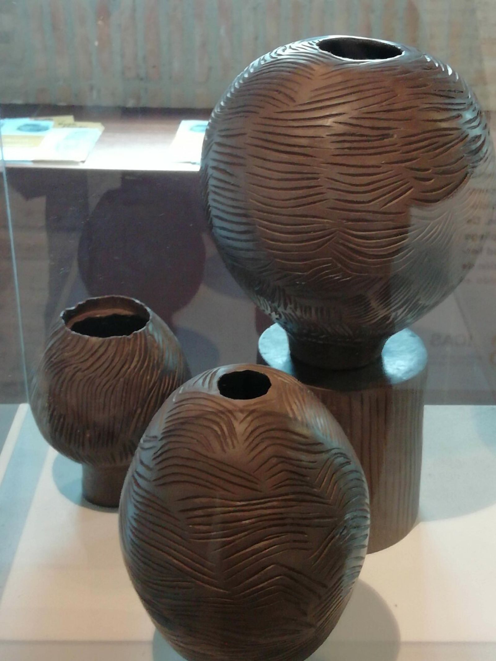 Un detalle de las vasijas de Ruth Morán.