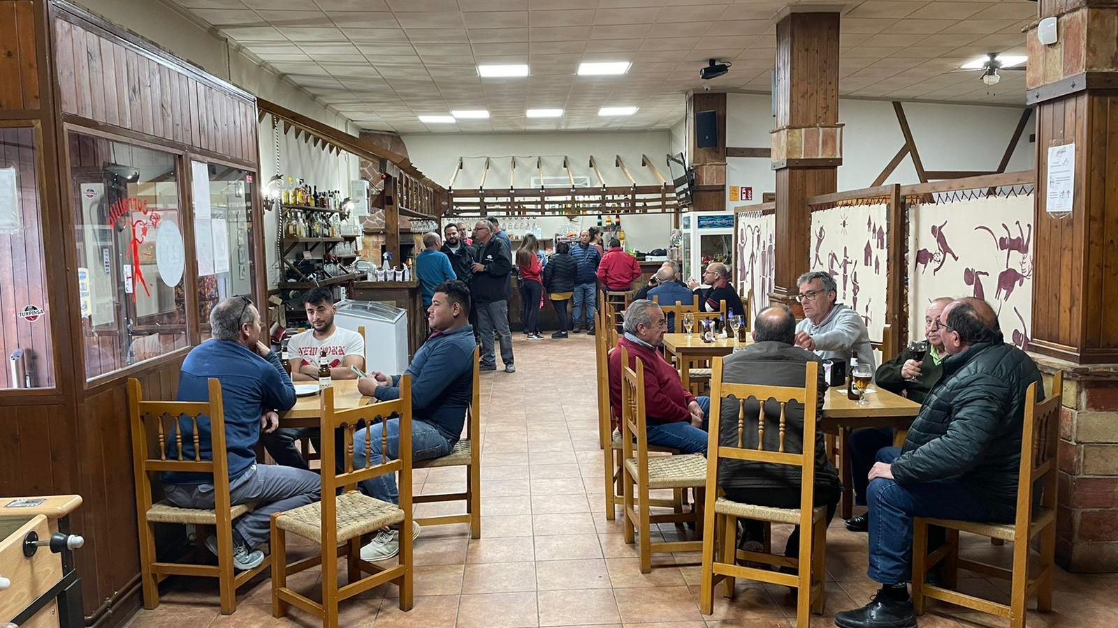 Interior del bar del salón social de Topares donde acudieron decenas de vecinos el primer día de su reapertura