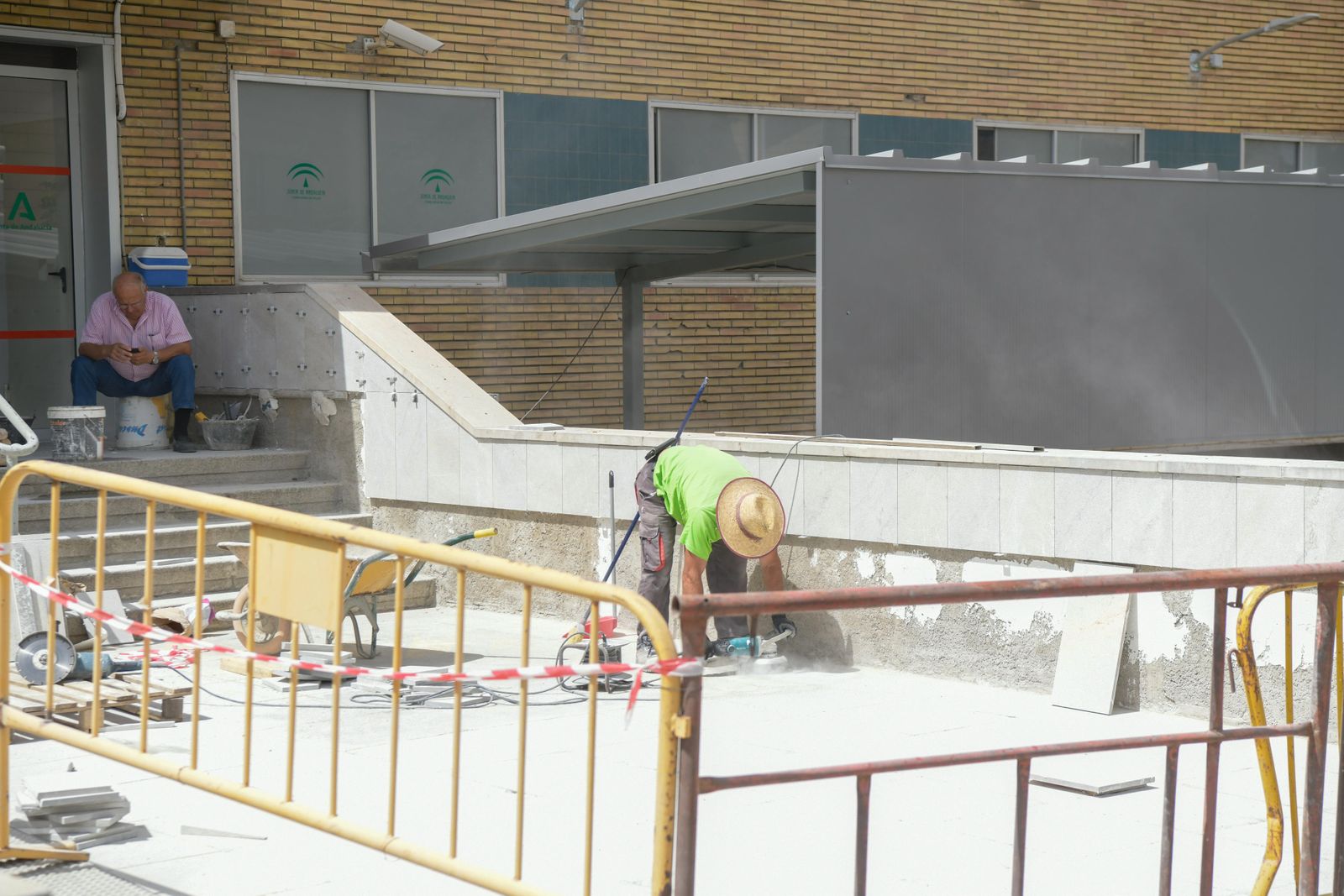 Trabajando a pleno sol en labores de jardinería