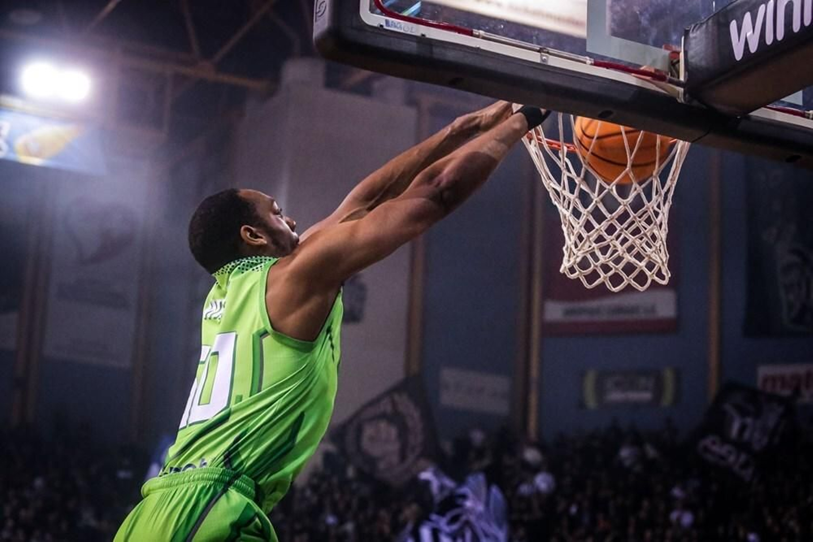 Austin Wiley machaca el aro