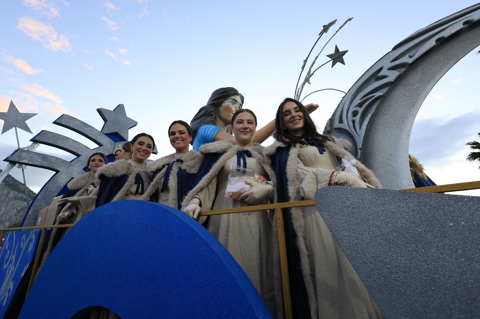 Búscate en las fotos de la cabalgata de Reyes Magos 2026 en La Línea