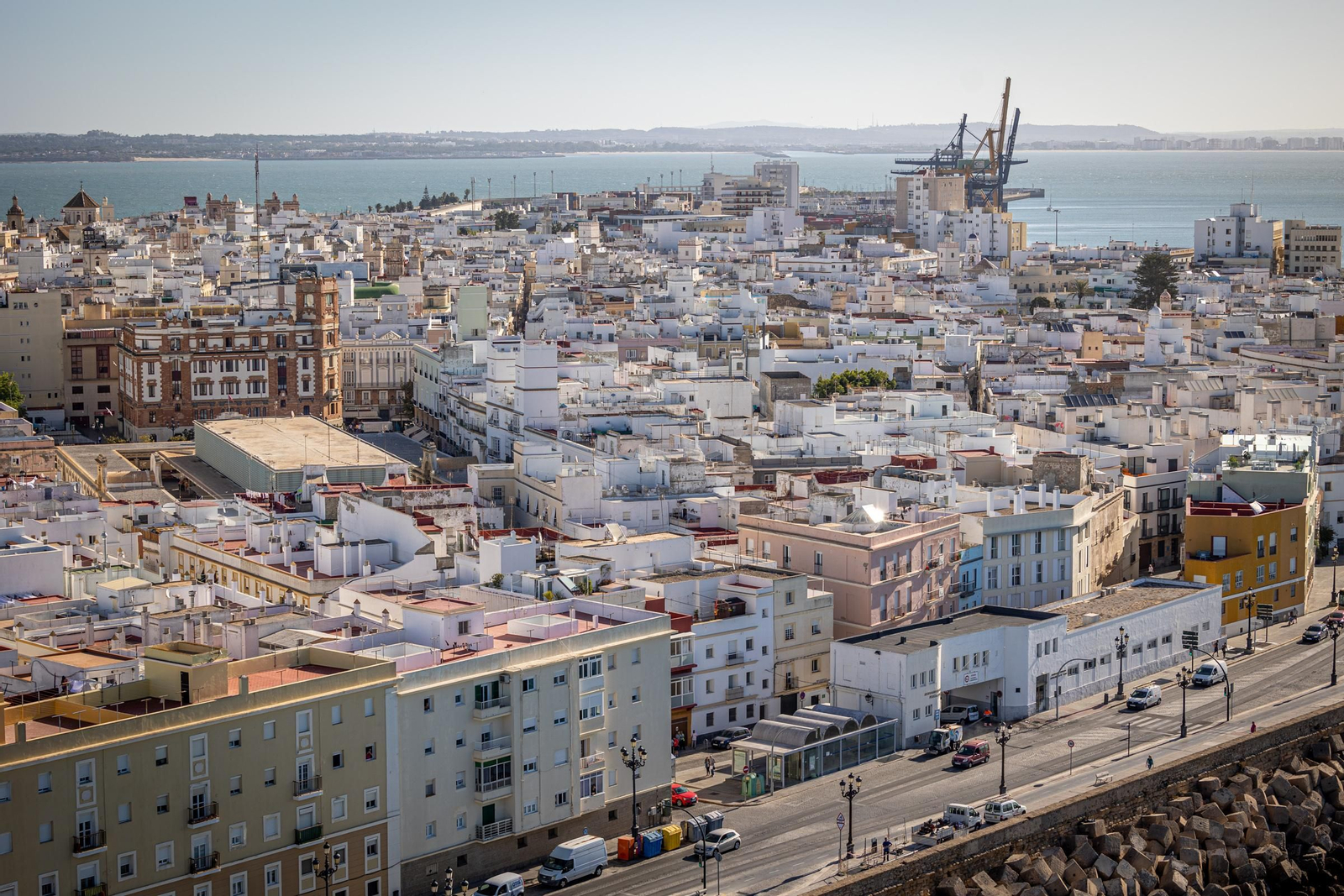 Imágenes del vuelo de despedida de los 'Sea King'  de la Quinta Escuadrilla de la FLOAN de la Armada por la Bahía de Cádiz