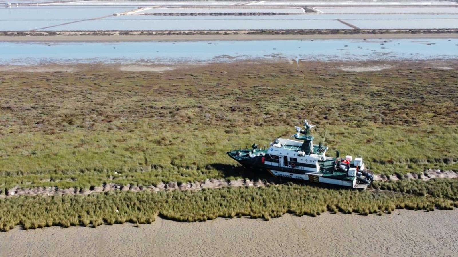 La patrullera de la Guardia Civil, embarrancada en el Guadalquivir.
