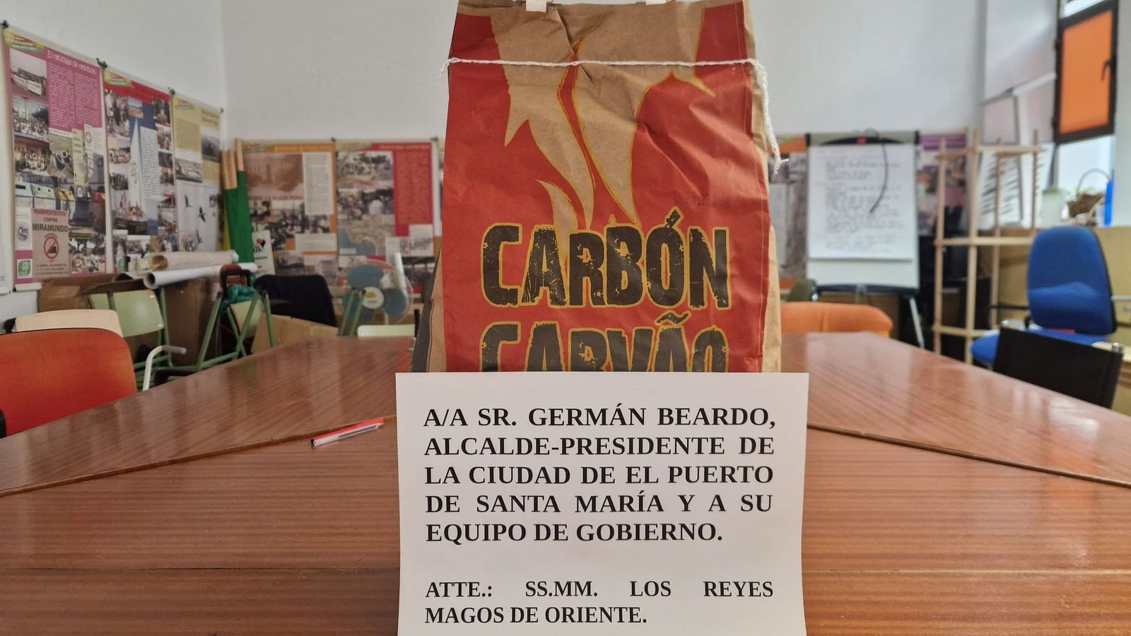 El saco de carbón en la sede de Ecologistas en Acción.