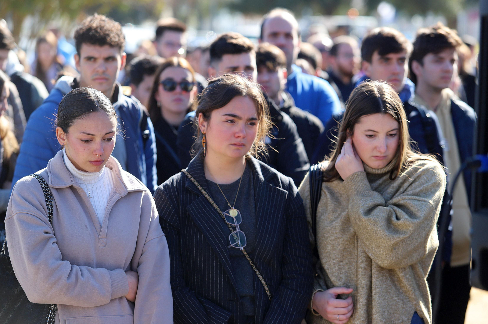 Imágenes del minuto de silencio guardado en la Universidad de Huelva en memoria de los estudiantes fallecidos en el incendio