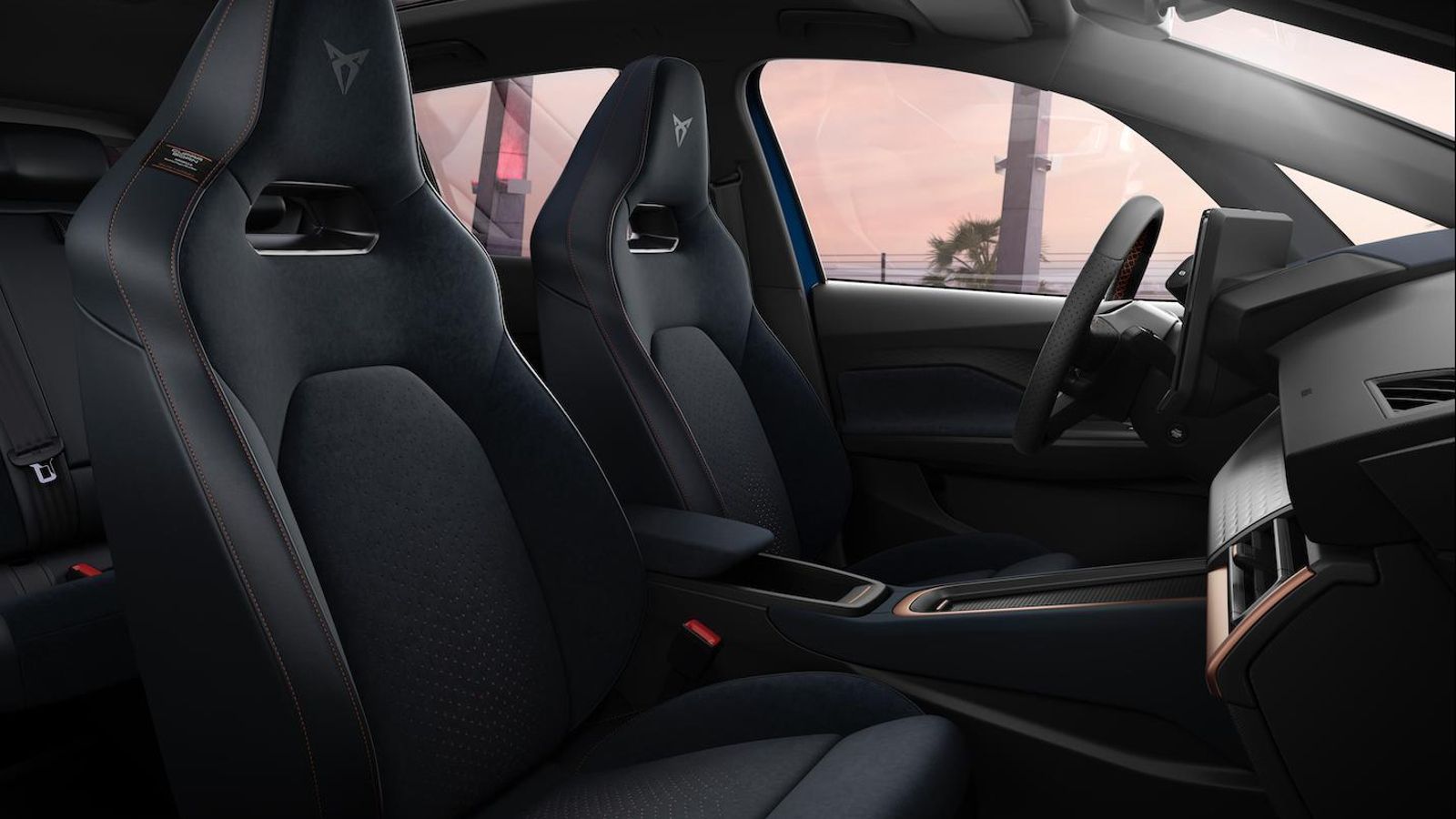 Muchos de los materiales que se usan el interior, como para la tapicería de los asientos o el guarnecido de puertas, parten de elementos reciclados.