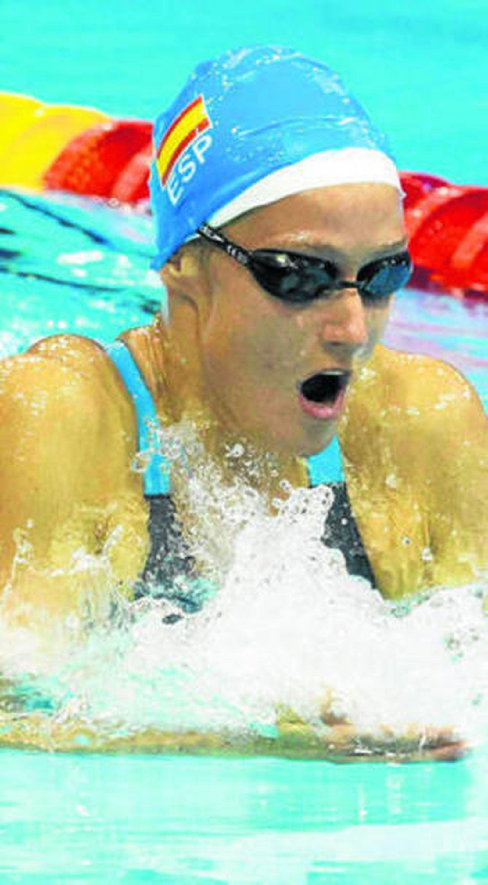 Mireia nada hacia su tercera medalla en Berlín.