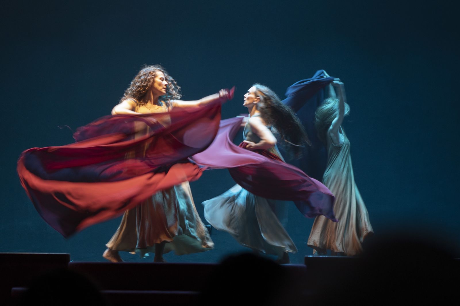 ‘Exiliadas’ aúna danza, teatro y música en una producción muy cuidada.