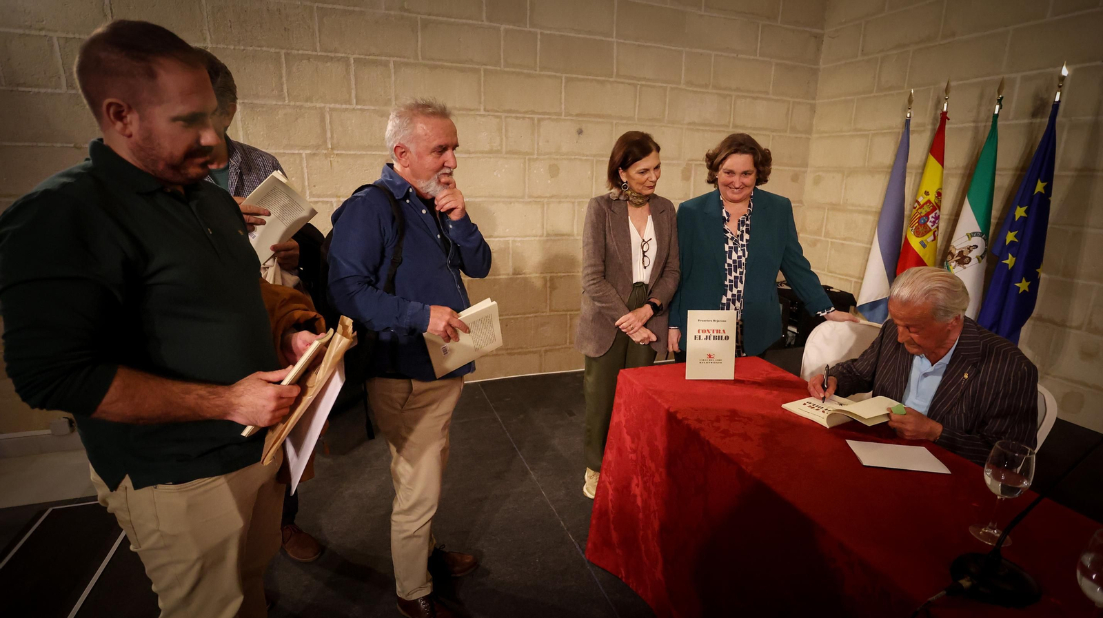 Presentación del nuevo libro de Francisco Bejarano 'Contra el Júbilo' en imágenes