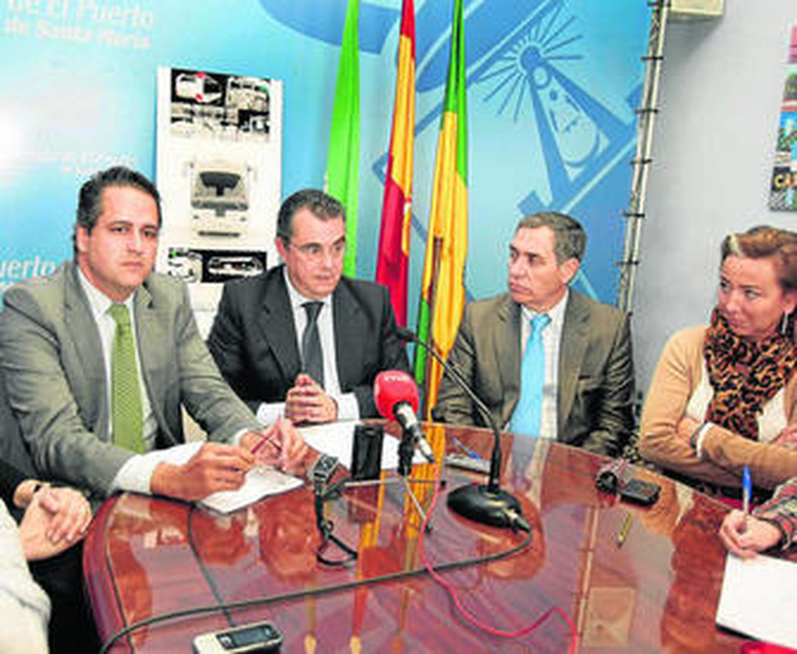 El alcalde de El Puerto, Enrique Moresco (en el centro) durante la presentación del proyecto para Visteon.