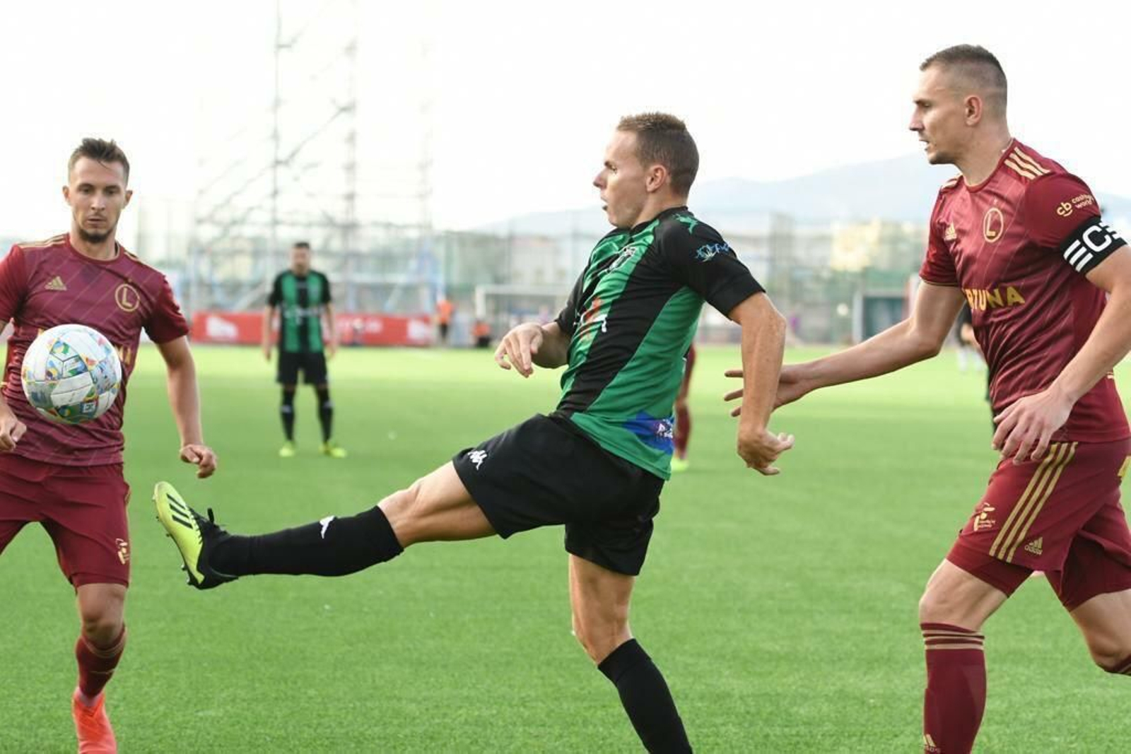 El tarifeño Juampe, entre dos rivales, durante el partido en el Victoria Stadium