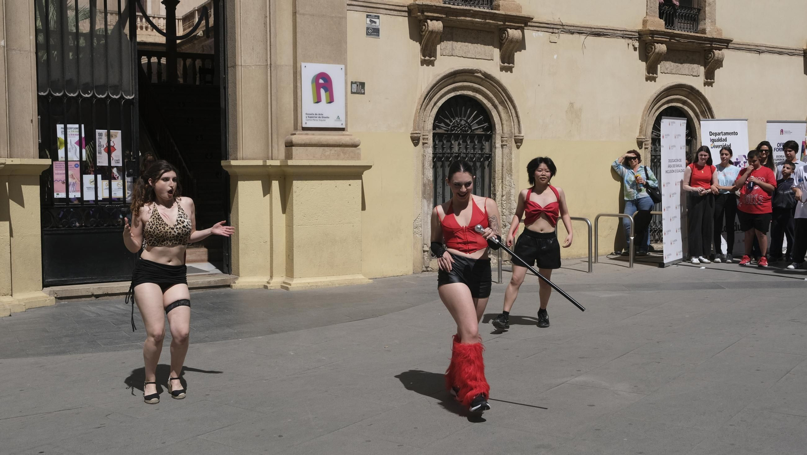Lectura del manifiesto del Día Internacional contra la Homofobia en Almería, en imágenes