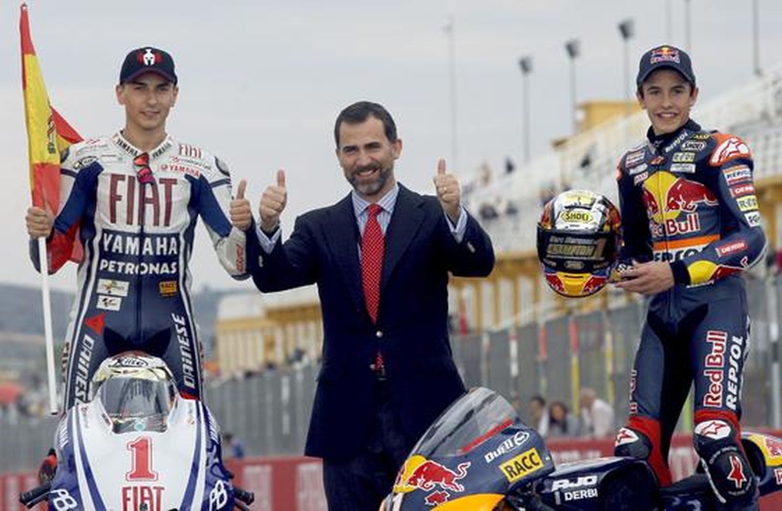 El Principe Felipe junto a Jorge Lorenzo y Marc Márquez,125 c.c

Foto: J.C Cárdenas