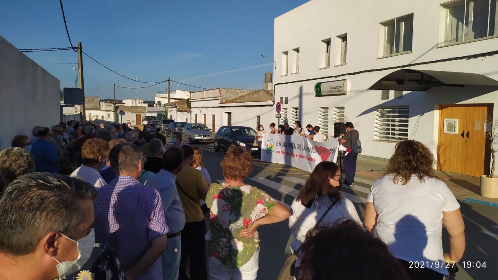 La concentración ante el centro de salud de La Puebla de los Infantes.
