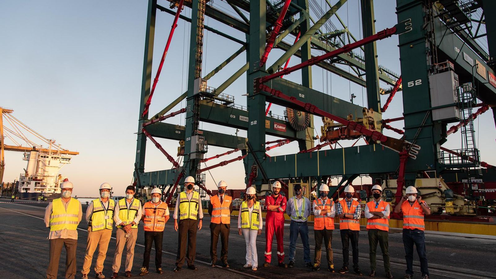 Responsables del Puerto de Huelva y de la empresa Yilport ayer en el Muelle Sur.