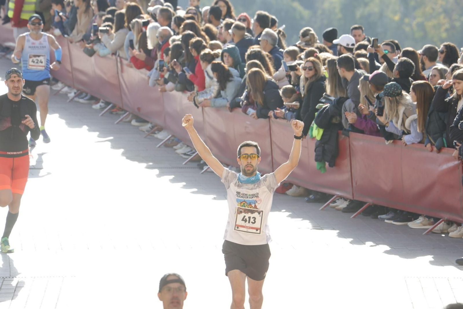 Media Maratón de Córdoba 2023: La gloria de cruzar la Puerta del Puente, en imágenes