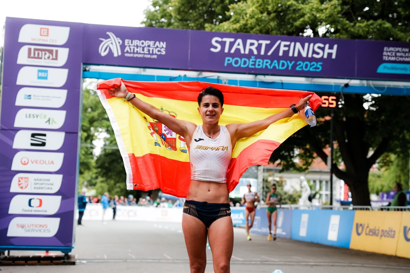 María Pérez posa con la bandera de España.