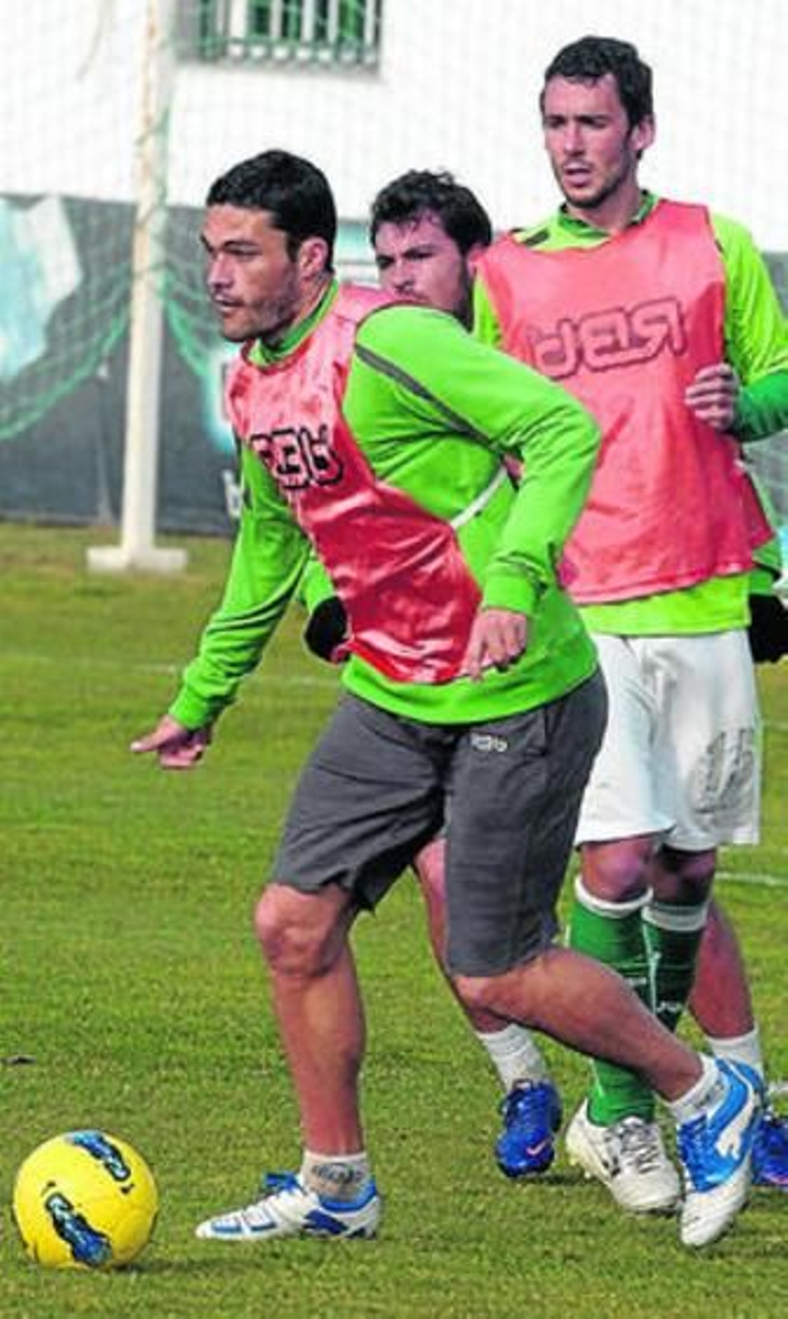 Jorge Molina conduce el balón, con Ustaritz y Chica justo detrás.