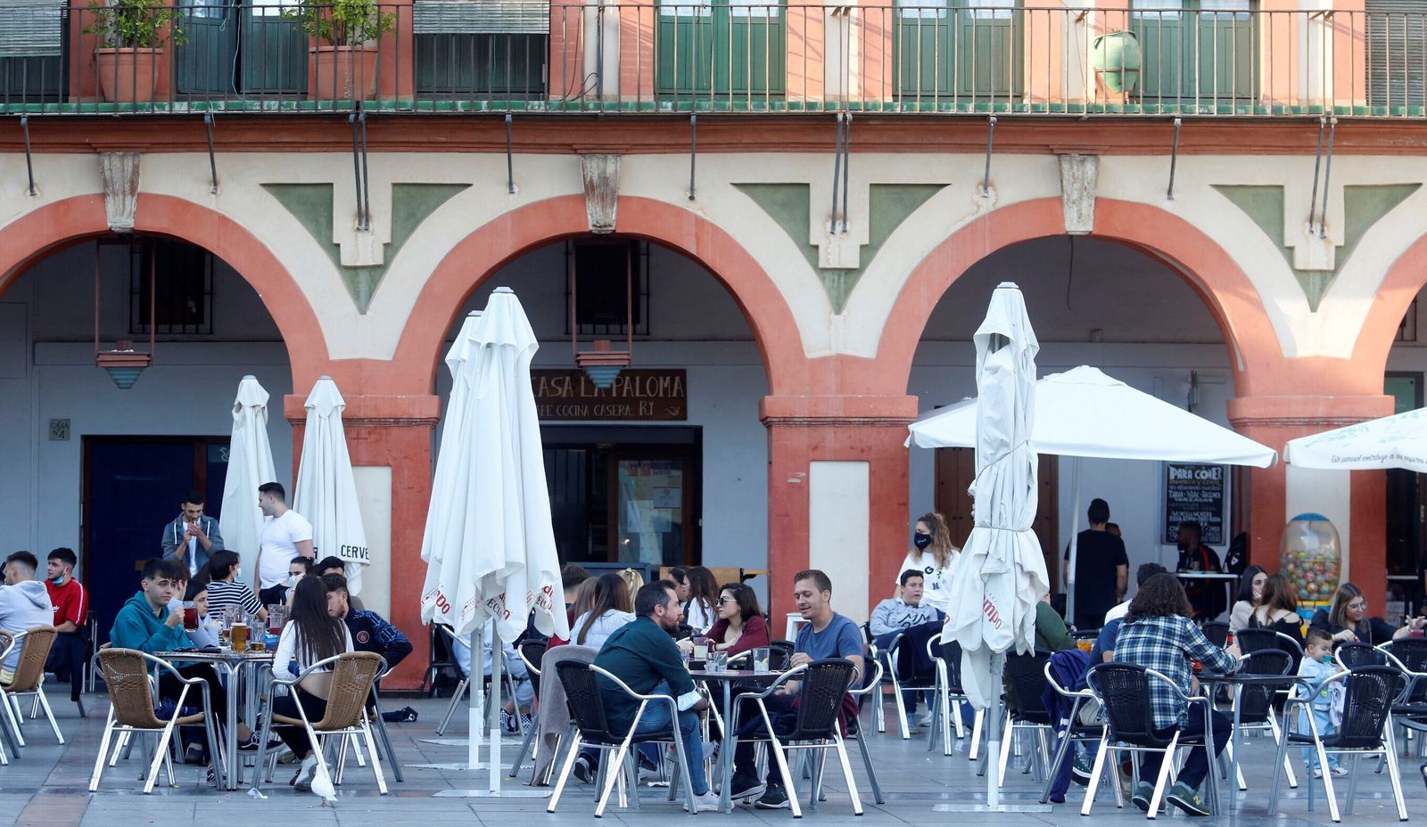 Terrazas de bares en la plaza de la Corredera.