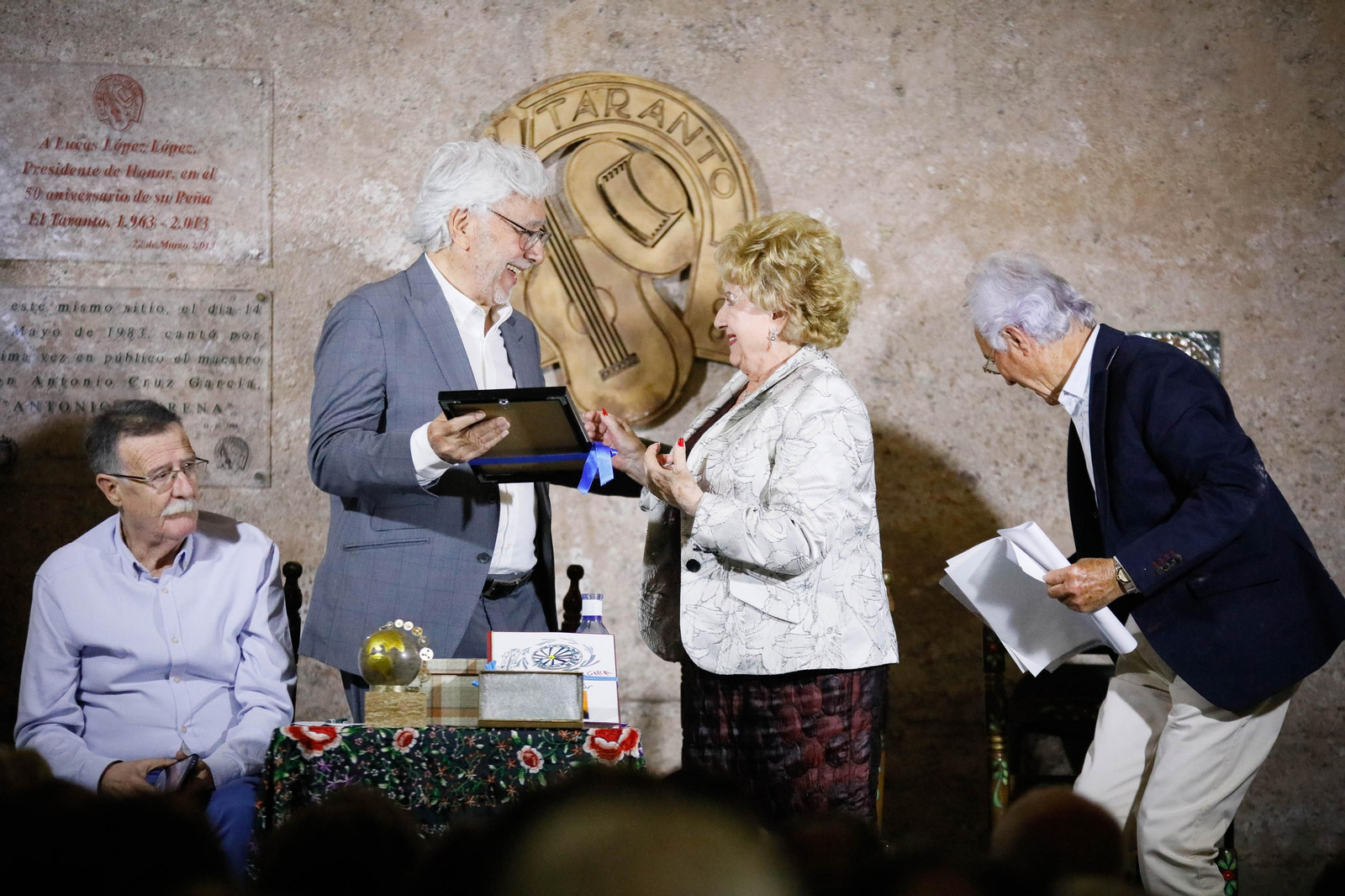 Entrega de Anagrama de Oro y Brillantes de la Ciudad de Almería a Andrés Caparrós en imágeness