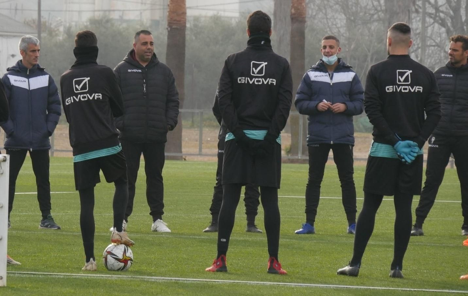 Germán Crespo da órdenes al inicio de la sesión a sus jugadores.