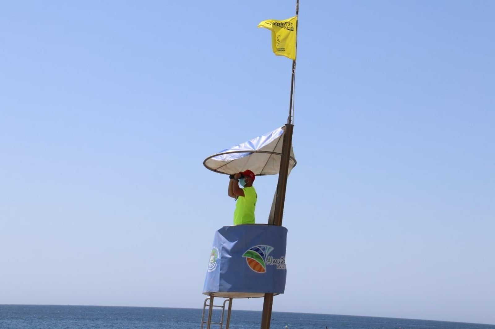 Las medusas pasan de largo este verano en la Costa de Granada
