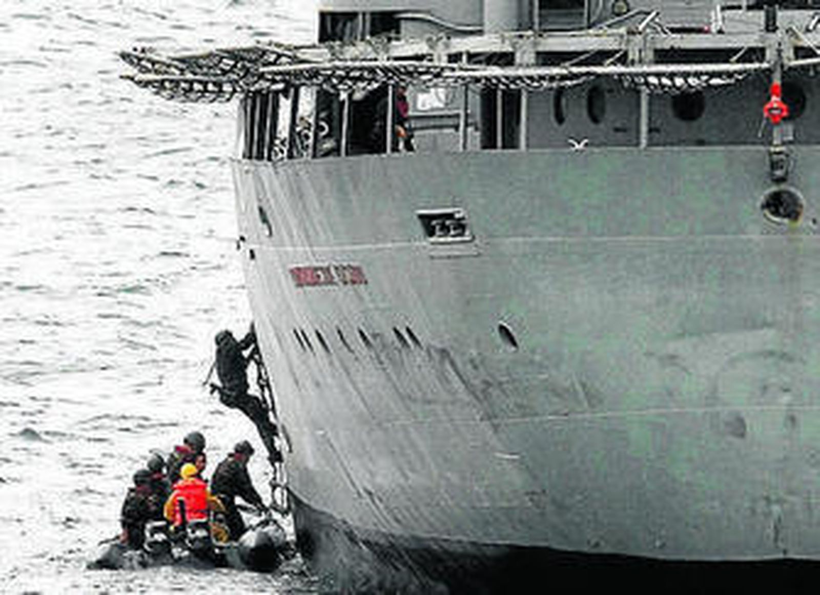1. Soldados en plena actuación en la fragata española Santa María, el buque insignia de la fuerza de intervención que se desplegó ayer. 2. El ministro de Defensa, Pedro Morenés, saluda a su homólogo de Marruecos, Abdellatif Loudiy, a su llegada a la Base Naval de Rota. 3. Un momento del abordaje al Contramaestre Casado, el barco sospechoso de este ejercicio. 4. Una aeronave vuela junto a otro de los buques que participaron en las maniobras. 5. La actuación incluyó una evacuación médica utilizando un helicóptero.