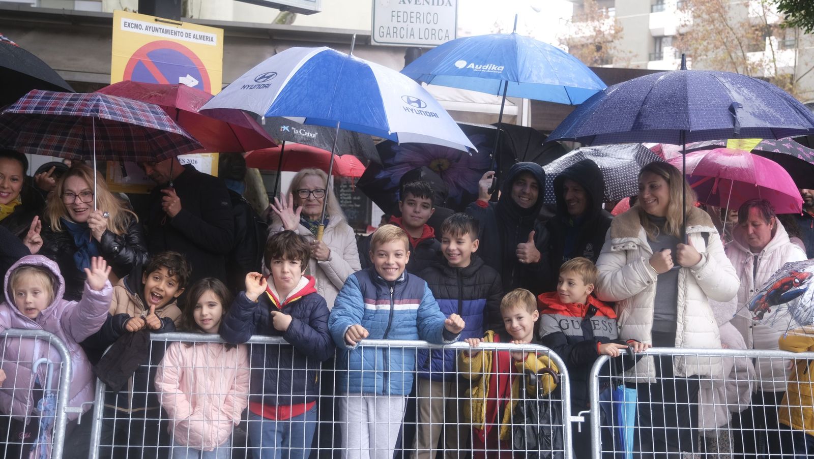 Fotografías de la cabalgata de los Reyes Magos pasada por agua en Almería