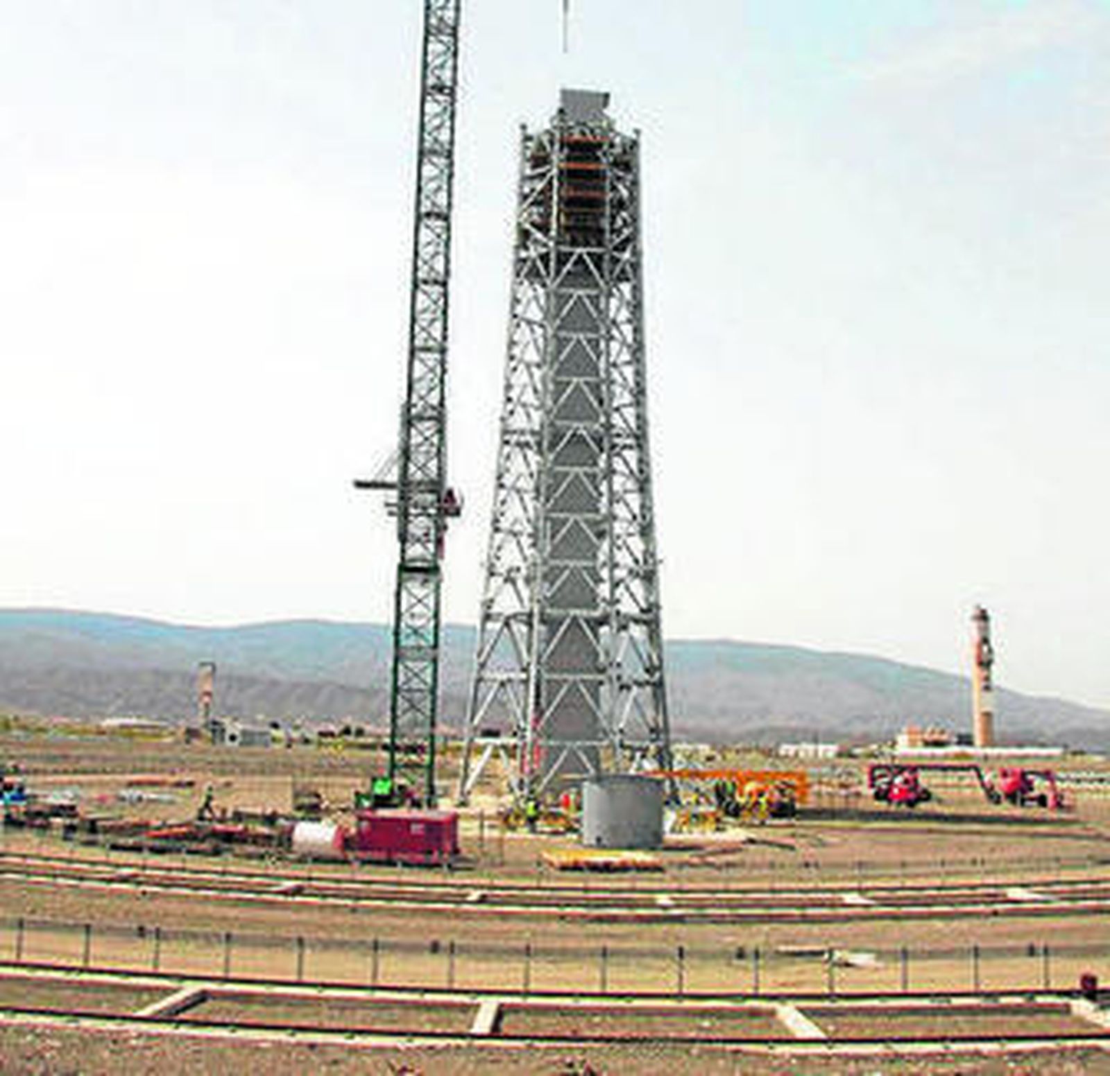 Obras en la torre localizada en el Llano de los Retamares.